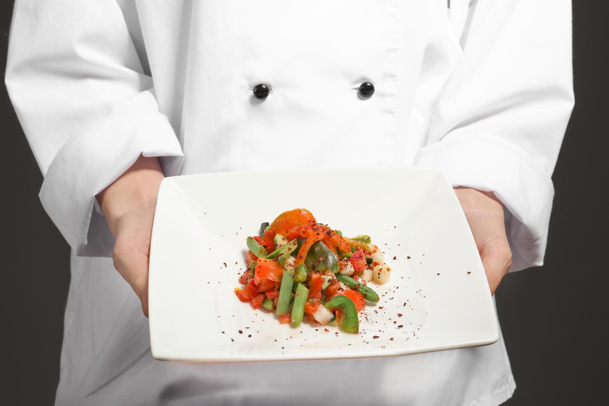 Chef che prepara un piatto moderno in cucina